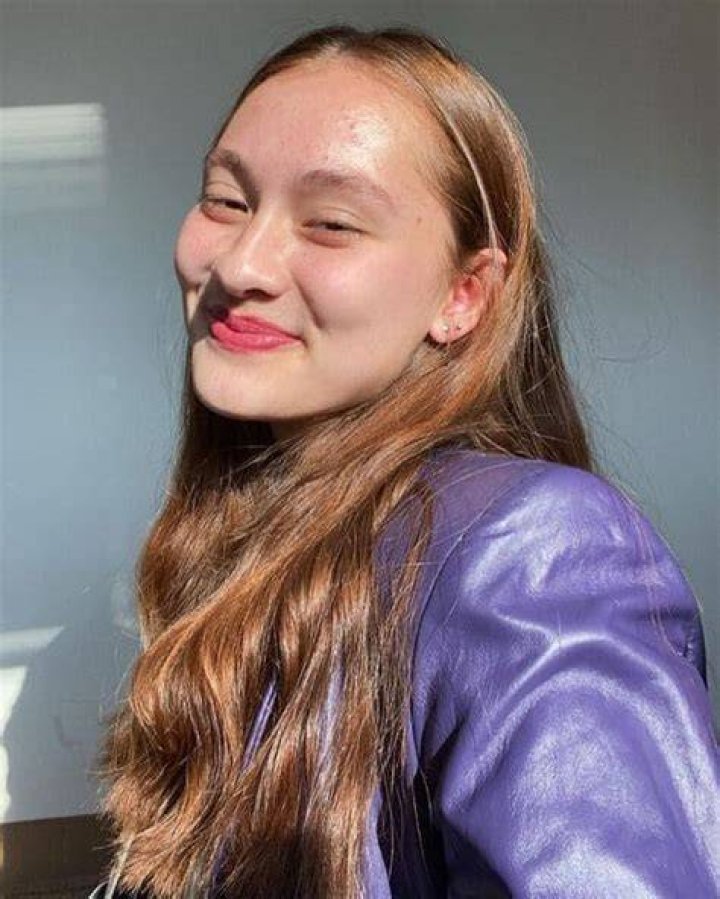 Lola Tung Height Weight Body Stats Age Family Facts