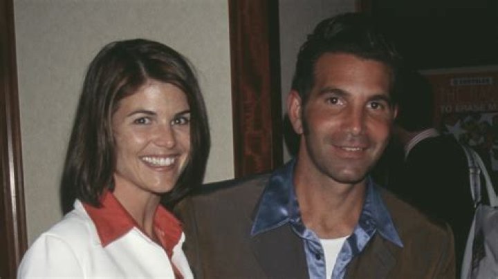 Lori Loughlin, husband Mossimo Giannulli to plead guilty in college