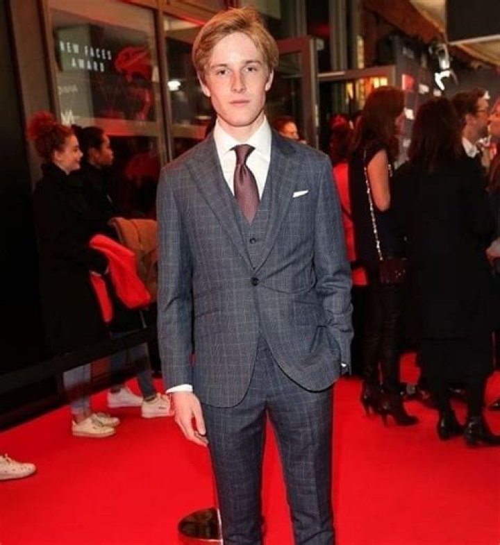 Louis Hofmann Age, Net Worth, Girlfriend, Family & Biography NewsFinale