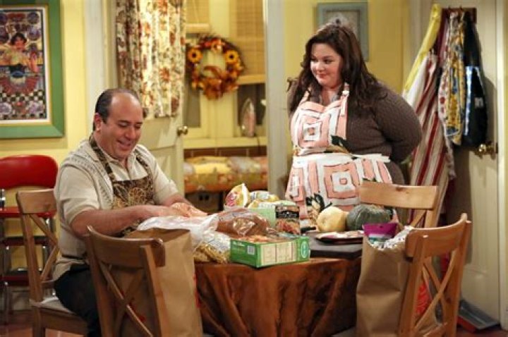 Louis Mustillo captivates his Mike & Molly castmates Swoosie Kurtz and