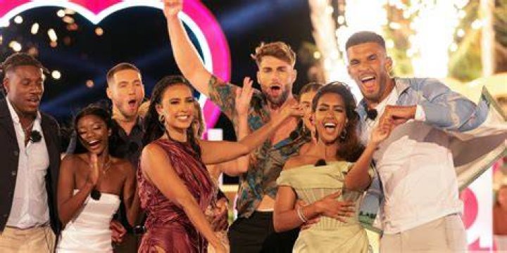 Love Island Who Is Whitney Cummings Baby Daddy?