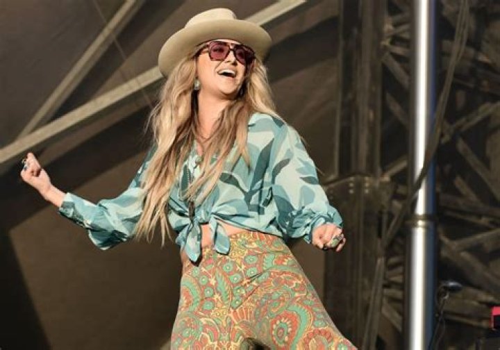 ‘Yellowstone’ Actress Lainey Wilson Stuns on Stage in a Crop Top and