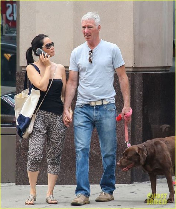 Lucy Liu & New Boyfriend Hold Hands in New York City Photo 2932387