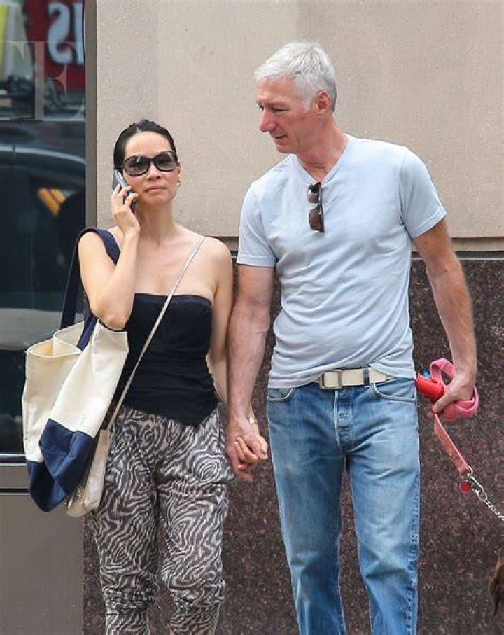 Lucy Liu fait du shopping avec son nouveau compagnon &agrave; New York le 17