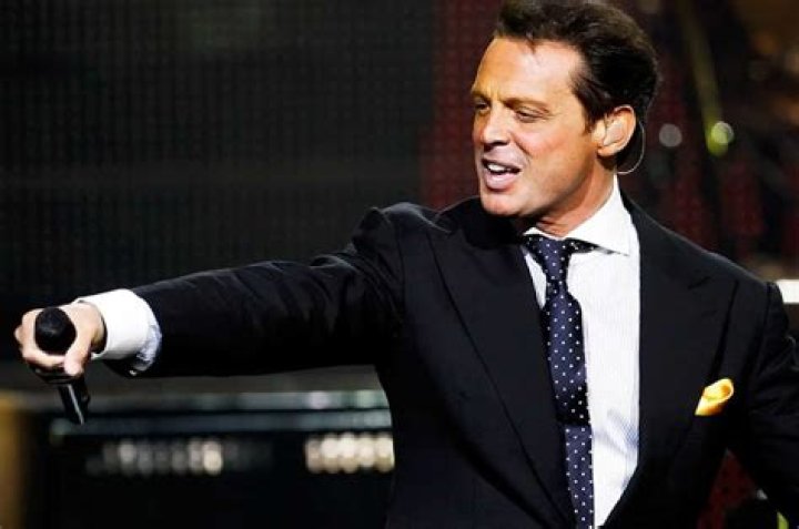 Luis Miguel Wiki 2021 Net Worth, Height, Weight, Relationship & Full