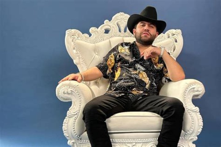 Luis R. Conriquez es señalado como cantante exclusivo del CJNG y Grupo