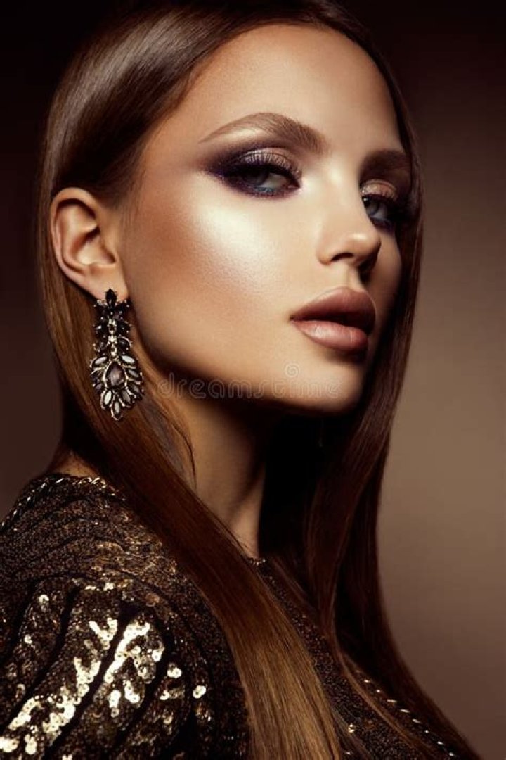 Make up. Glamour portrait of beautiful woman model with fresh makeup