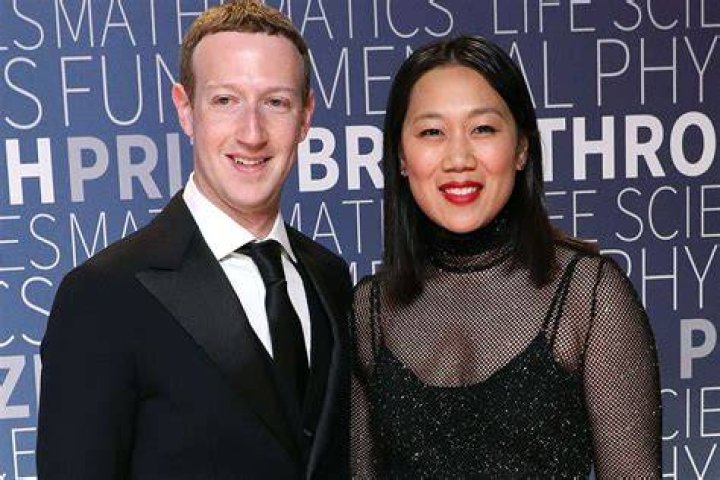 Mark Zuckerberg and Wife Recreate Wedding Snap for 10th Anniversary