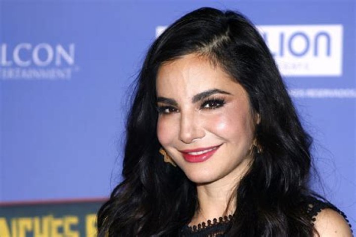 Martha Higareda enloquece a sus fans con un sexy vestido rojo que deja