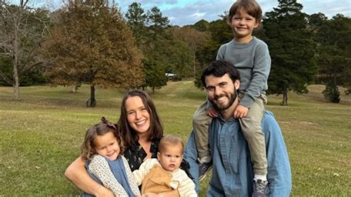 Mary Kate Robertson Age, Height, Net Worth, Husband Stark Times