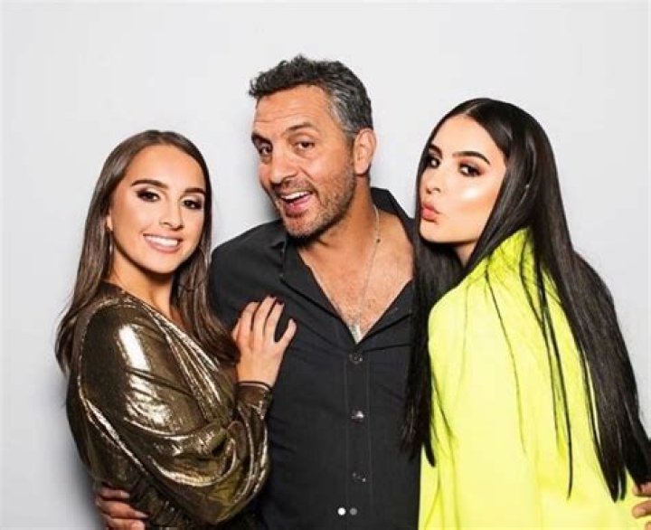 Mauricio Umansky with his wife and daughters Mauricio Umansky height and weight