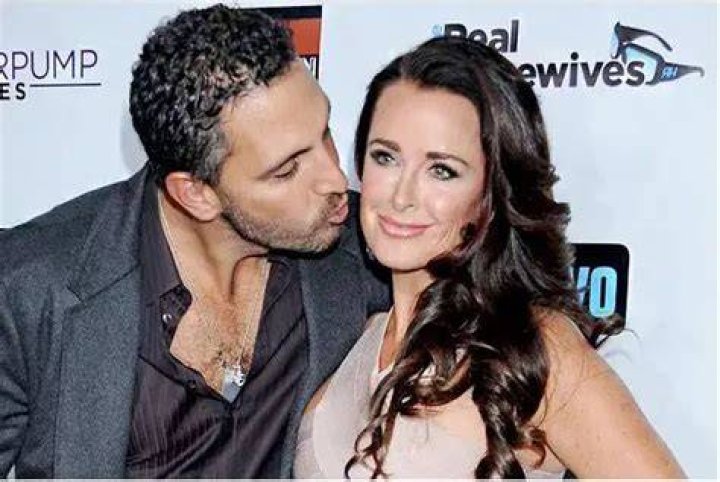Mauricio Umansky with his wife and daughters Mauricio Umansky with his wife and daughters