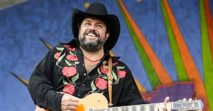 Mavericks Lead Singer Raul Malo Blasts Trump's Immigration Policy