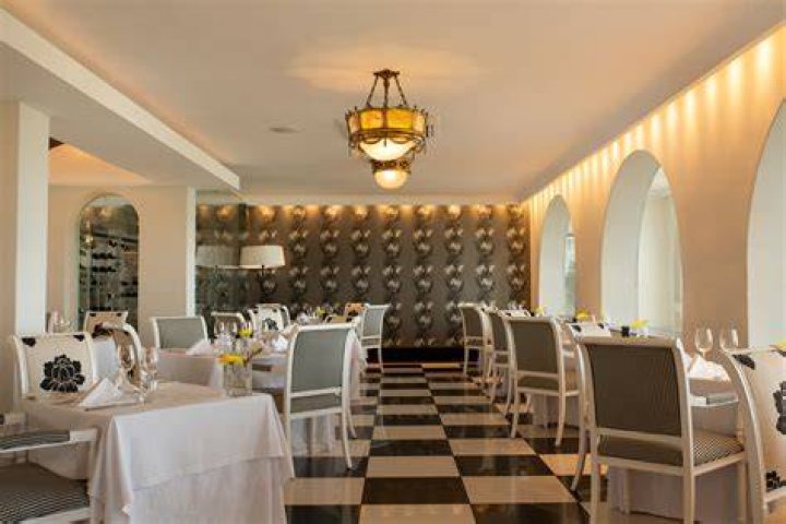 Meet & Eat Restaurant 3445 Freeport Blvd, Sacramento, CA 95818, USA