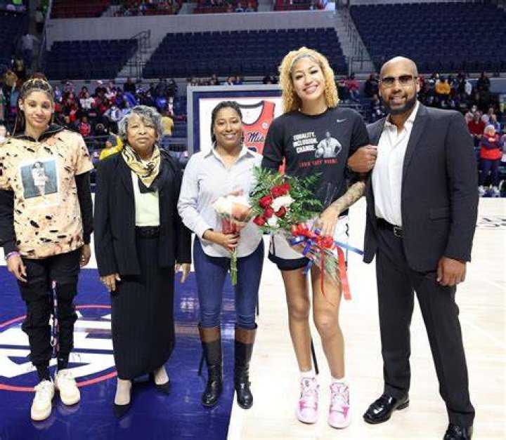 Meet Shakira Austin Parents David And Jessica