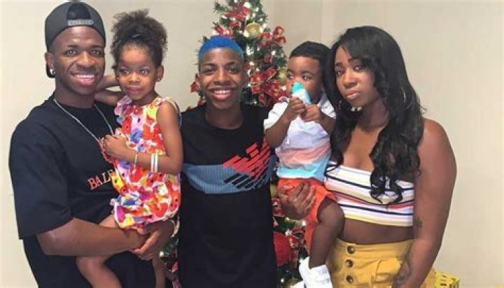 Meet The Beautiful Family Of Six Of Violet McGraw, Her Parents Colin