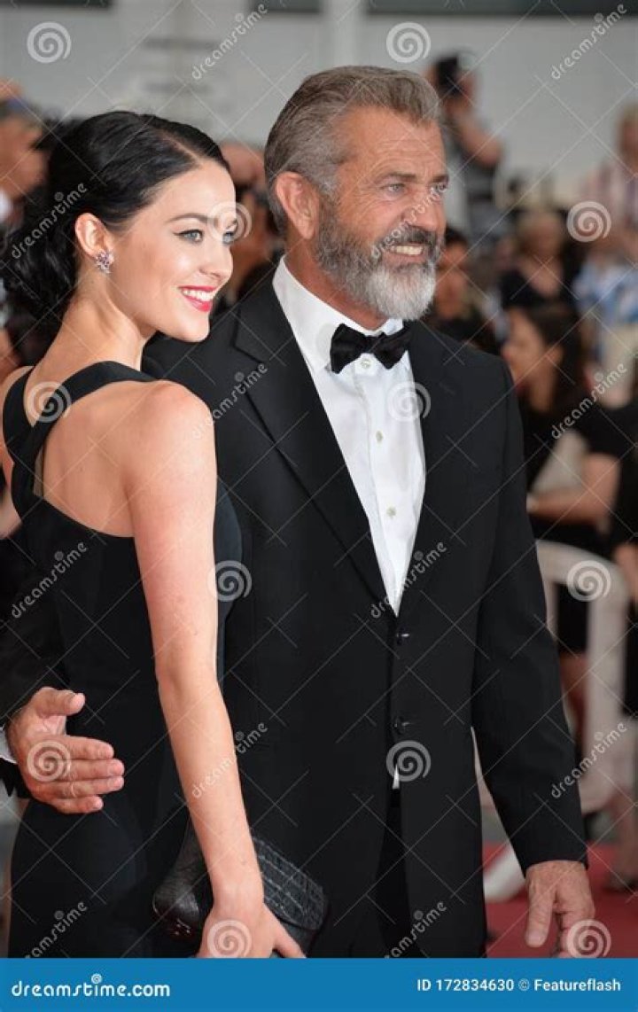Mel Gibson & Girlfriend Rosalind Ross Take a Romantic Stroll Around