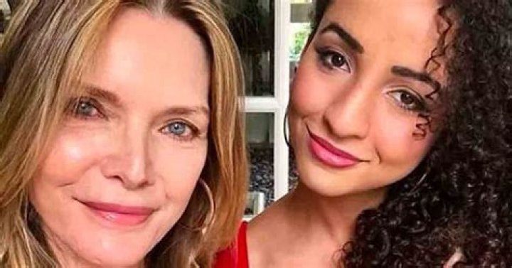 Michelle Pfeiffer posta foto rara ao lado da filha mais velha Famosos