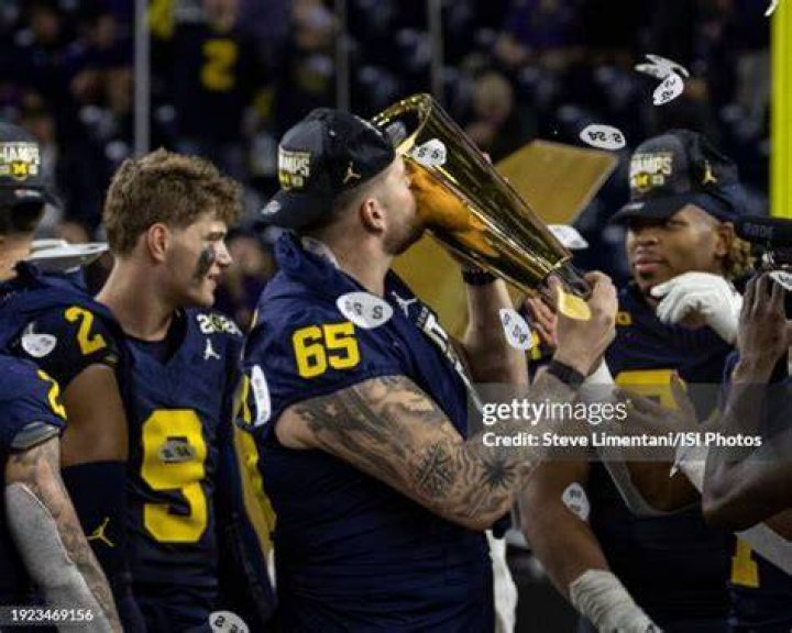 Michigan OL Zak Zinter appreciates blocking for Blake Corum's 'super