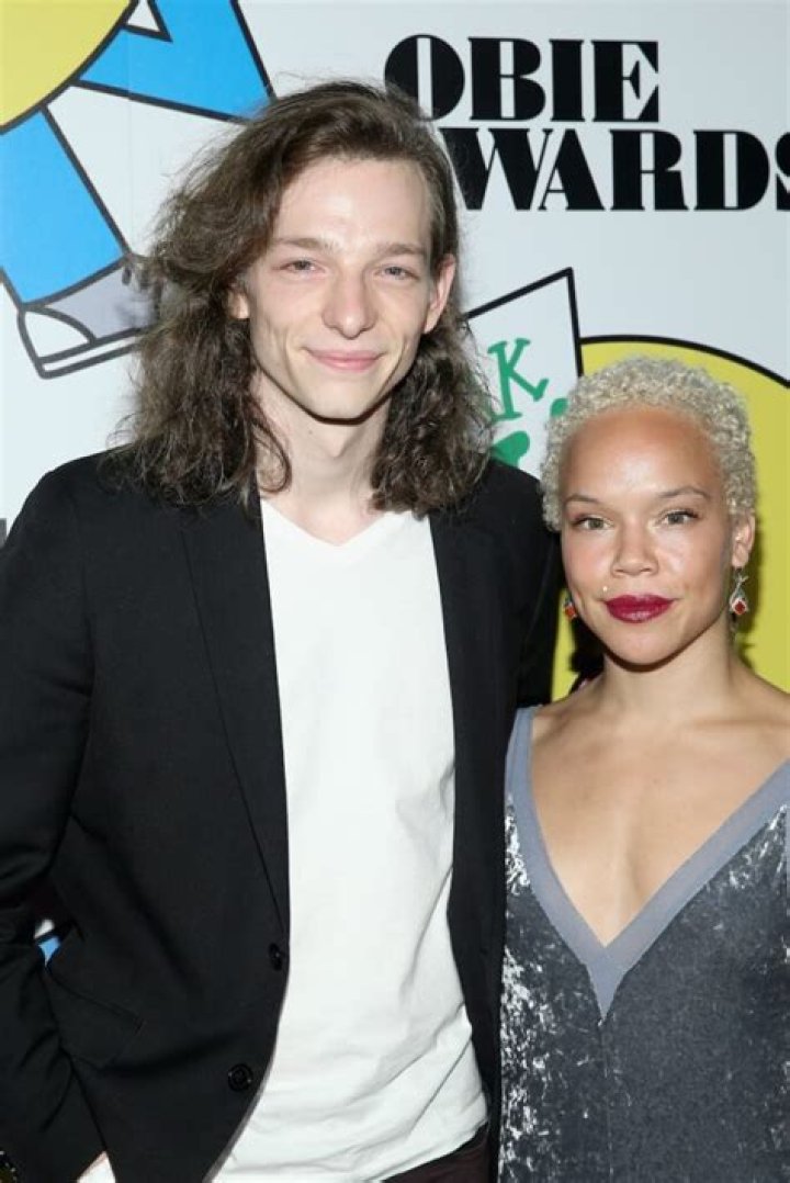 Mike Faist Girlfriend Parents, Age, Height, Family, Net Worth