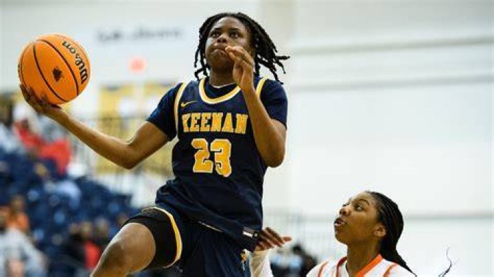 Milaysia Fulwiley dunk South Carolina's Dawn Staley reacts to signee