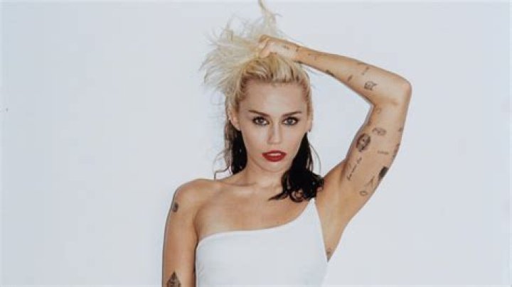 Miley Cyrus Age, Height, Net Worth, Boyfriend & Facts