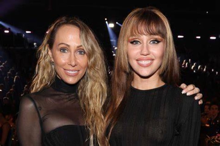 Miley Cyrus says surgery, family history led to sobriety