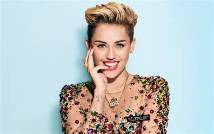 Miley Cyrus Sings Dolly Parton Cover For Mother&rsquo;s DayThemed &lsquo;SNL&rsquo; Cold