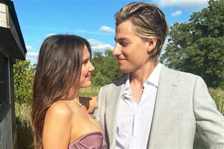 Millie Bobby Brown, Jake Bongiovi hold hands in first couple pics