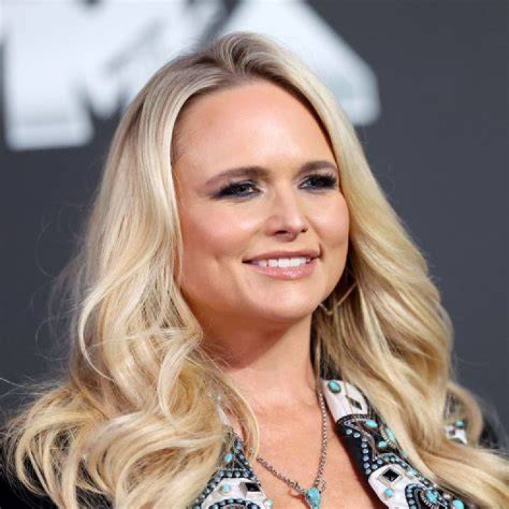 Miranda Lambert Wows Fans with Her Natural Beauty as She Poses in a
