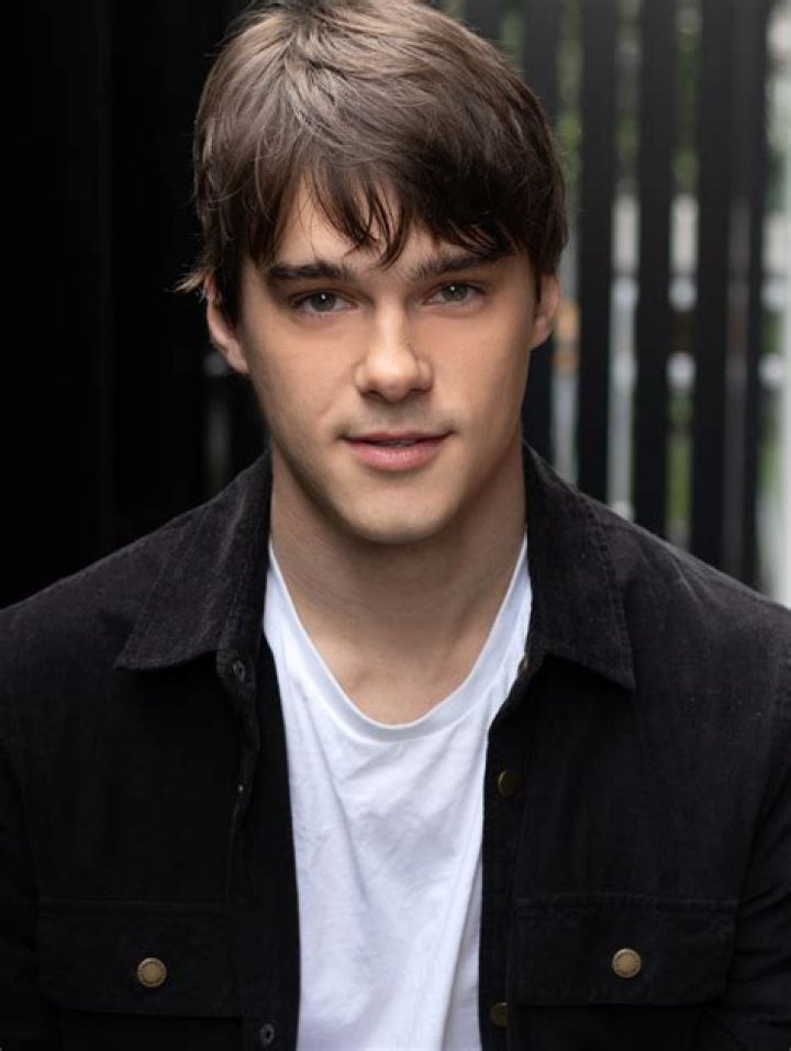 Mitchell Hope AdoroCinema