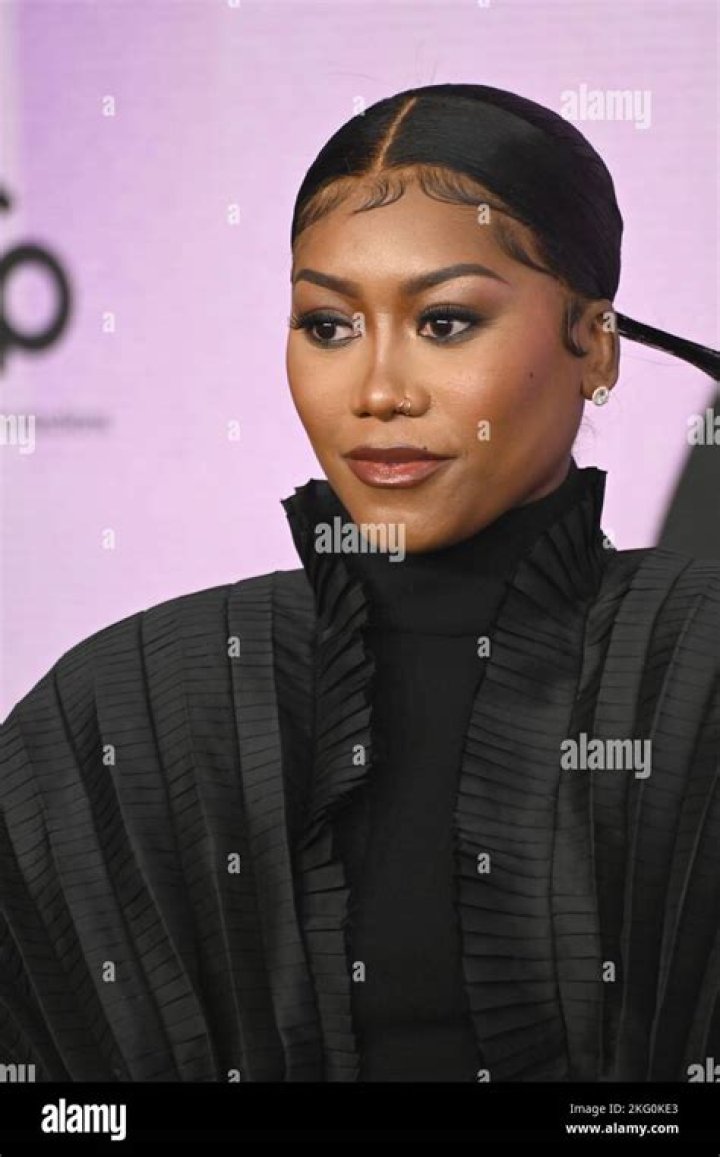 Muni Long at the 2022 American Music Awards See Every Red Carpet