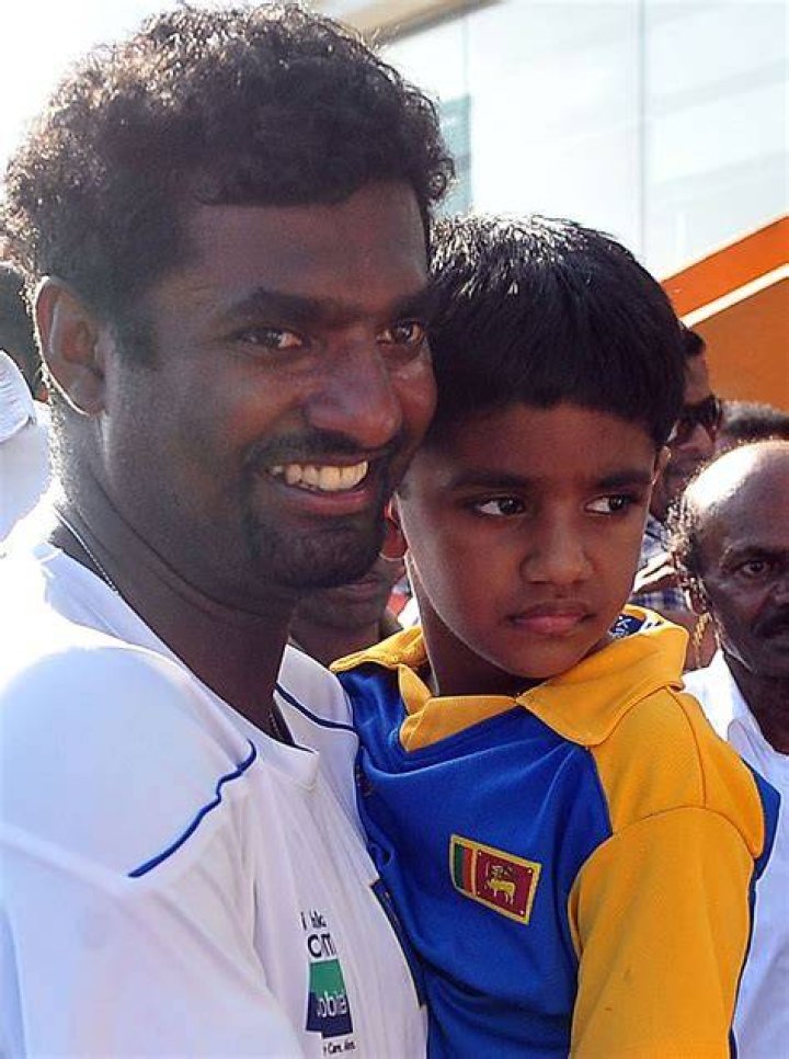 Muttiah Muralitharan poses with his wife Madhimalar
