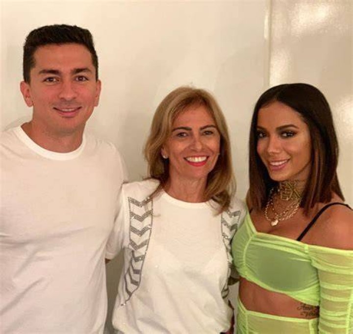 Na Argentina, Anitta posa com m&atilde;e e irm&atilde;o e compartilha clique nas