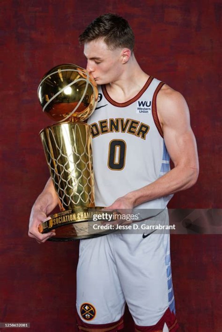 NBA Title ChasePHOTO Christian Braun's Mom Lisa Looking Hot Holding