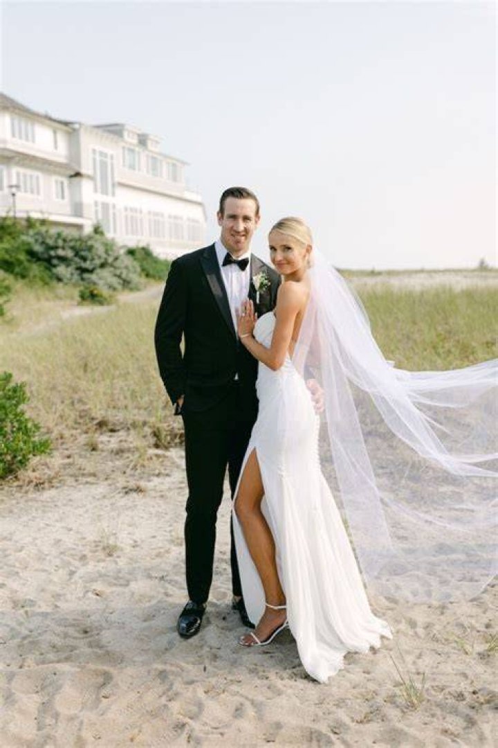 NHL Star Kevin Hayes and Katya Vasilyev on Their 'Perfect' Beach