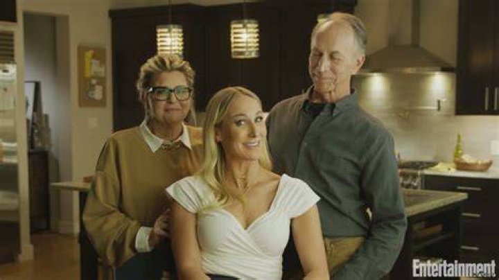 Nikki Glaser Plays &lsquo;Two Truths and a Lie&rsquo; With Her Parents!
