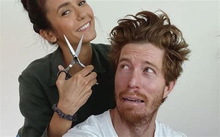 Nina Dobrev confirma romance com Shaun White em post de corte de cabelo