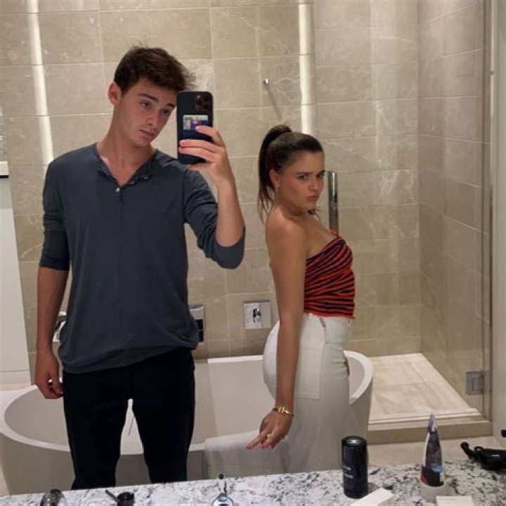 Noah Schnapp with his twin sister Chloe Stranger Things Pinterest