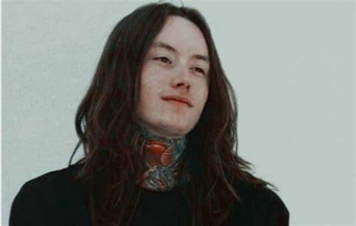 Noah Sebastian bio, wiki, age, height, girlfriend, bad omens, net worth