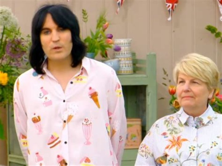 Noel Fielding cosies up to stylish girlfriend Lliana Bird Daily Mail
