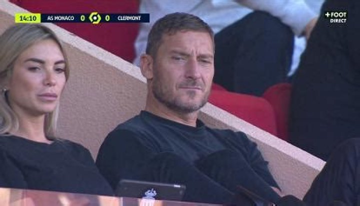 Noemi Bocchi, la nuova compagna di Francesco Totti a Dubai con un look