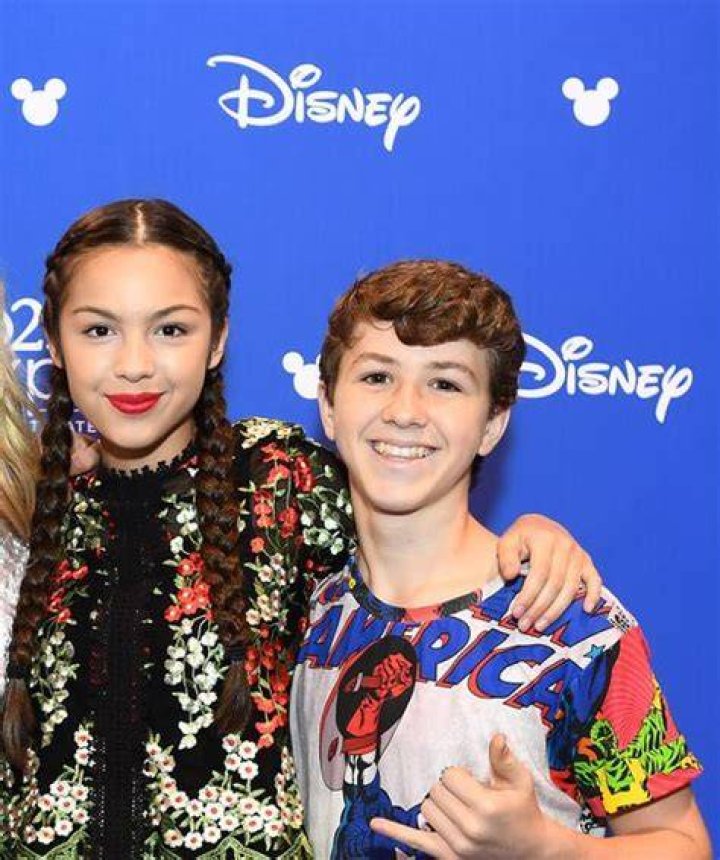 Olivia Rodrigo and Ethan Wacker Kissing Hawaii Vacation Photos