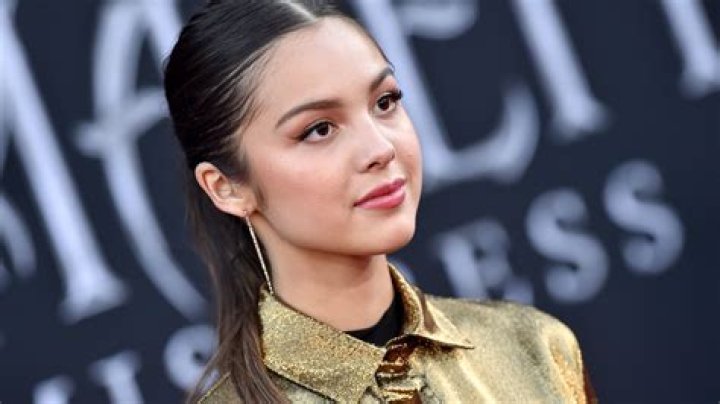 Olivia Rodrigo sus lecciones de estilo y mejores looks de la cantante