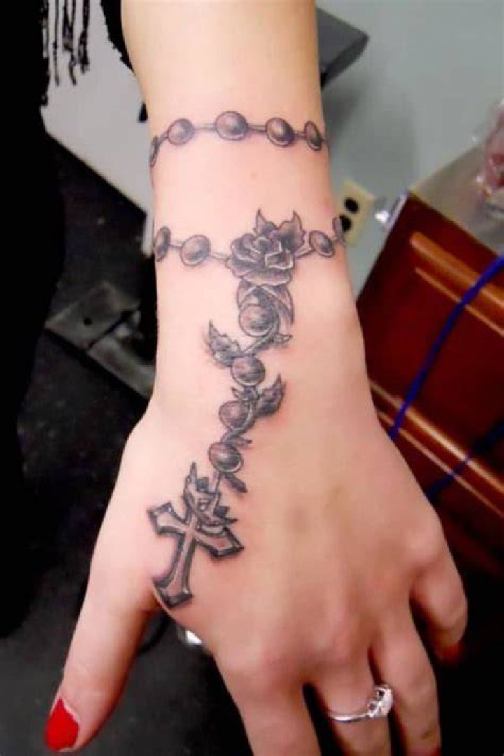 oriental abrazo Pegajoso tattoo de rosario en la mu&ntilde;eca Rancio Corredor
