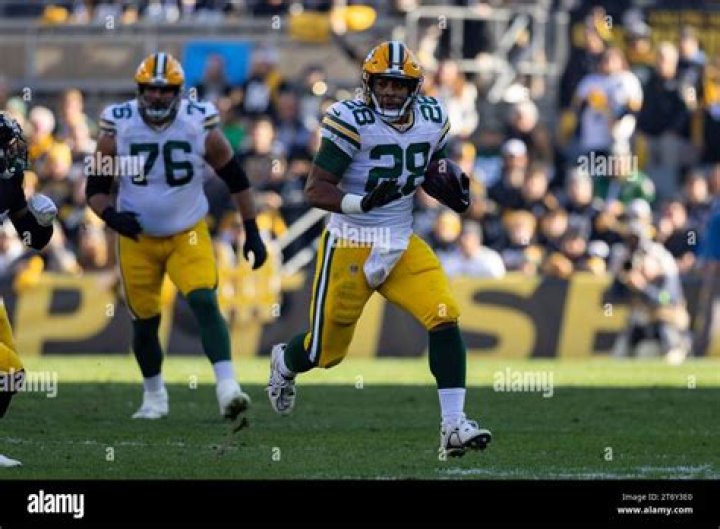 Packers running back AJ Dillon and his wife Gabrielle announce the