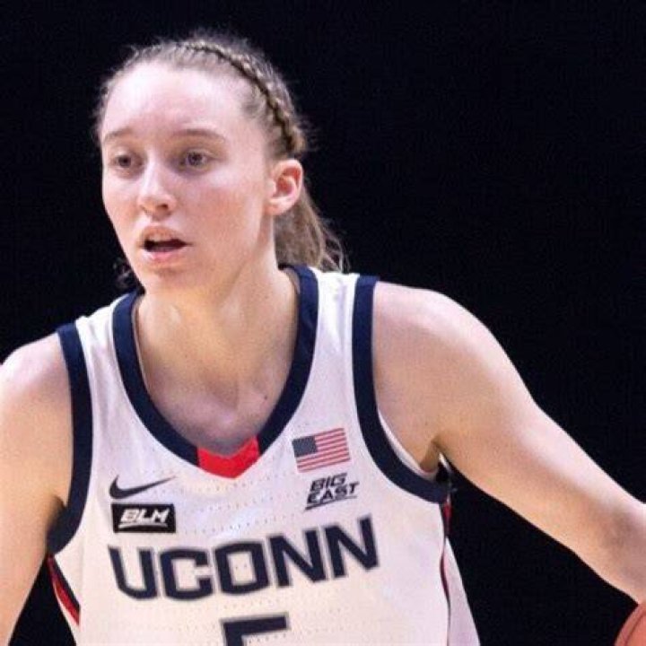 Paige Bueckers signe chez StockX ! basketpack.