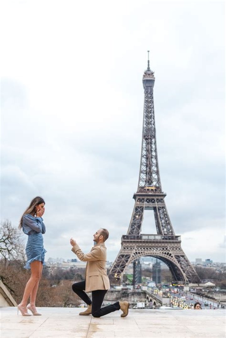 Paris proposal photographer at the Eiffel Tower. photographersparis 