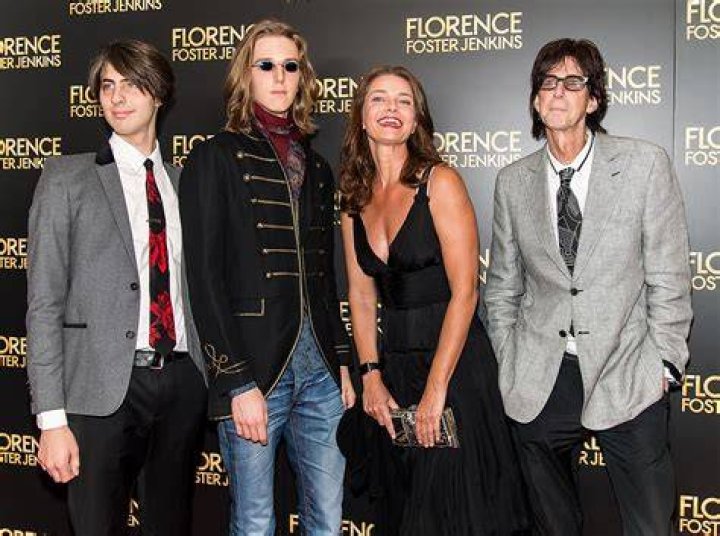 Paulina Porizkova strips while detailing unhappiness with Ric Ocasek