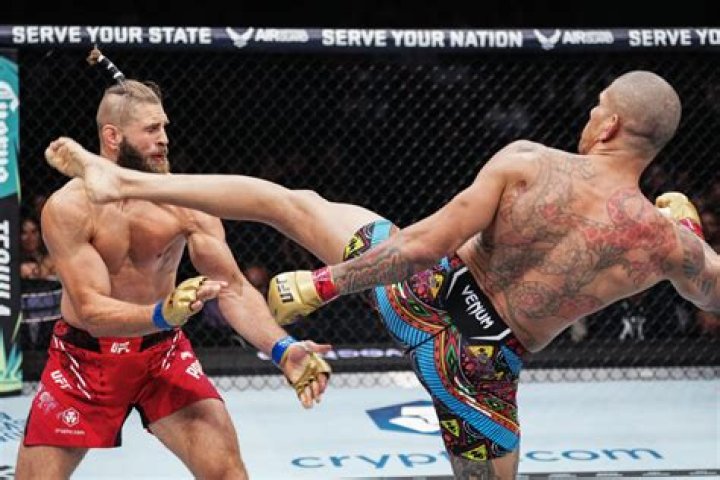 Payout Almost Crosses $22 Million After UFC 295 as Dana White Pays Alex Pereira,Jiri Prochazka and